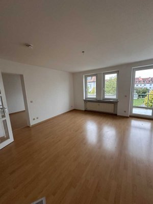 Helle, schöne 2-Zimmer-Wohnung mit Balkon und TG-Stellplatz