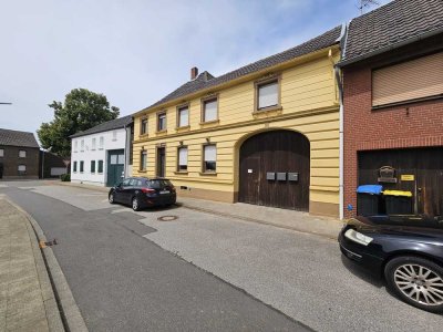 Großes Wohnhaus auf altem Hof