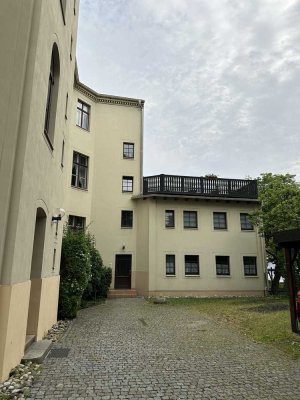 Schön hergerichtete, helle 2-Raum-Dachgeschosswohnung im ruhigen Hinterhaus, auf der Augustastraße!