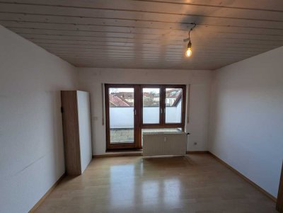 Helle & geräumige 3-Zimmer-Dachgeschosswohnung mit Balkon und Garage – sofort verfügbar in Köngen