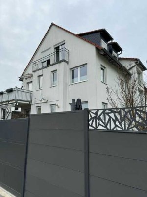 Möbliert Neuwertige 2-Zimmer-DG-Wohnung mit Balkon und EBK in Eschborn