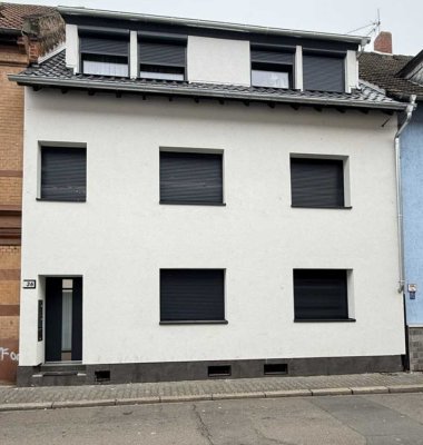 Investitionschance: Vollvermietetes,
modernisiertes Mehrfamilienhaus in
5 Grundbüchern