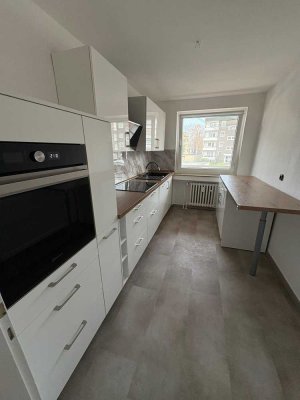 Sehr schöne  4-Zimmer Wohnung mit  Küche/großem Balkon