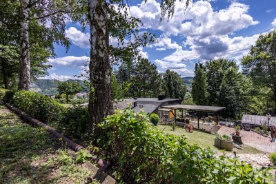IDYLLISCHE OASE AM HANG MIT BLICK AUF DIE LEUCHTENBURG