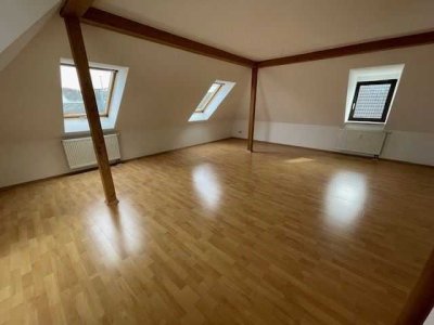 Eine Kaltmiete geschenkt-Außergewöhnliche 3-R-Dachgeschoß-Wohnung mit Dachboden mitten im Zentrum