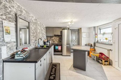 Ensemble aus Fachwerkhaus & ehemaliger Gaststätte mit großem Entwicklungspotenzial