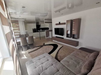 Möbelierte, vollst. renovierte 2-Zimmer-Erdgeschosswohnung mit lux. Innenausstattung