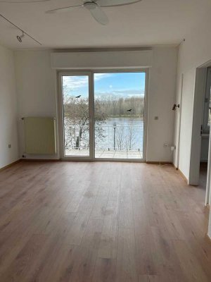 Rheinblick : sonnige 2-Zimmer-Wohnung mit Balkon und Küche in Köln-Porz