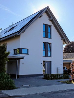Schicke DG-Wohnung im Architektenhaus! Weitblick garantiert. KfW55E