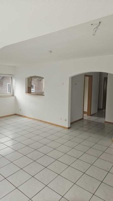 Freundliche 4,5-Zimmer-Maisonette-Wohnung mit Balkon und Einbauküche in Sevelen