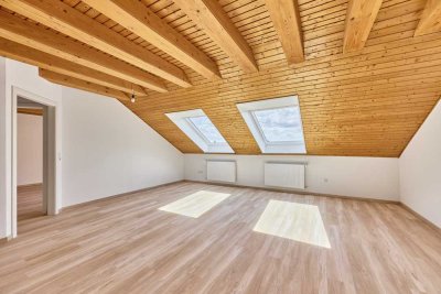 Erstbezug nach Kernsanierung - charmante 2-Zimmer-Dachgeschosswohnung mit Stellplatz!