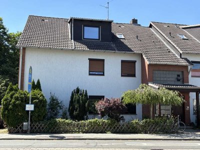 Attraktive und vollst. renovierte 3-Zimmer-EG-Wohnung mit geh. Innenausstattung mit Balkon