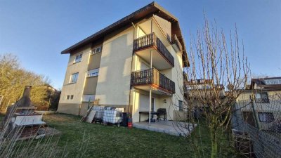 Zweifamilienhaus mit ausgebautem Dachgeschoss mit 4 Garagen und großem Garten