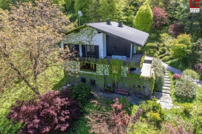 Panorama-Landhaus über der Bucht mit Badeplatz-Option &amp; Baulandreserve