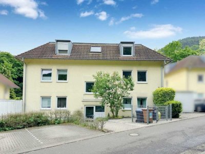 Exklusives Wohnen am Waldrand – Stilvolle 4-Zimmer-Wohnung mit Balkon, Garage und komplettem Inventa