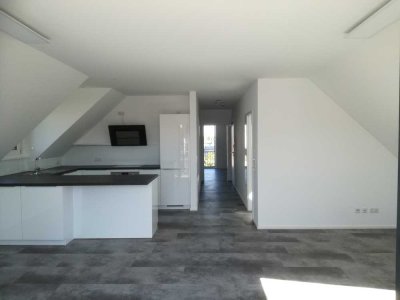 Moderne 3-Zimmer-DG-Wohnung mit Einbauküche und Balkon in Waldbüttelbrunn
