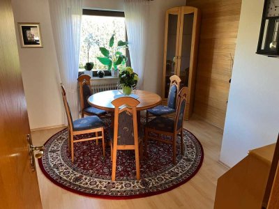 Stilvolle, neuwertige 3-Raum-Terrassenwohnung mit geh. Innenausstattung mit Balkon und EBK in Feucht