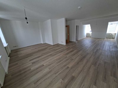 Äußerst zentral gelegene und großzügig geschnittene Wohnung mit zwei Balkone