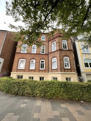 Mitten im Univiertel - großzügige 3 Zimmer Altbauwohnung mit 2 Balkonen und Einbauküche