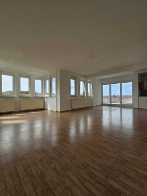 Helle 4,5-Zi.-DG-Whg. mit neuer Einbauküche und großem Balkon