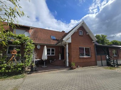 Charmantes Reihenhaus mit Doppelgarage und Carport
