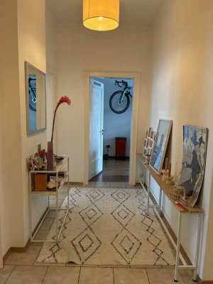 Attraktive 3-Zimmer-Altbauwohnung, nur 3 Gehminuten zur Isar und zum Kolumbusplatz.