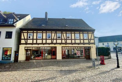 Wohn- und Geschäftshaus mit freier Wohnung und vermieteten Gewerbe