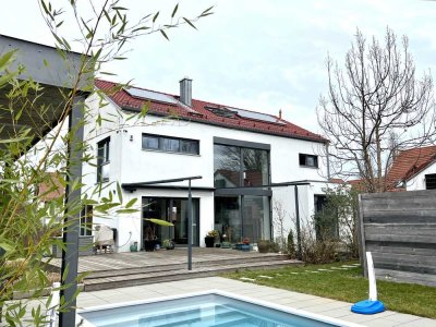 Representatives, lichtdurchflutetes Einfamilienhaus mit Salzwasser-Pool und PV-Anlage