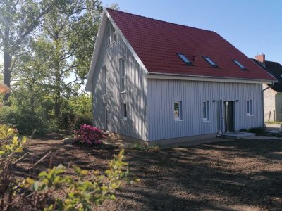 Freistehendes, energieeffizientes Holzhaus im großzügigem Landhausstil mit Terrase, Garten, Atelier