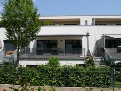 Modernes 5-Zimmer Reihenhaus im Edelsteinviertel mit kleinem Garten und Dachterrasse / Courtagefrei