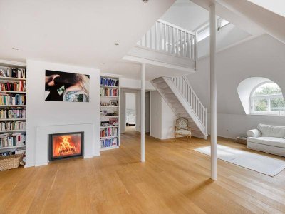 Moderne Penthouse-Loftwohnung in historischer Saggenvilla