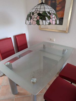 Wohlfühlwohnung, möbliert, mit Balkon und eigenem Pkw-Stellplatz