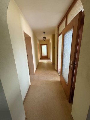 Mehrfamilienhaus mit 4 Wohneinheiten auf großem Grundstück – renovierungsbedürftig.