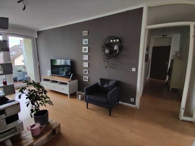 Von Privat: Ideal geschnittene zwei Zimmer Wohnung, Balkon, EBK, TGL-Bad, Keller, KFZ-Stellplatz