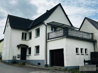 Ensemble aus Dreifamilienhaus + Zweifamilienhaus + 6 Garagen