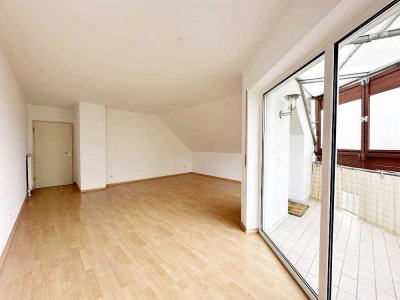 "Frisch renovierte 2-Zimmer-Dachgeschosswohnung mit Balkon und Stellplatz"