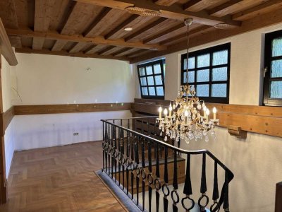 Außergewöhnliche 2-Zimmer-Dachgeschosswohnung mit geh. Innenausstattung, Loggia und Küche am LSG