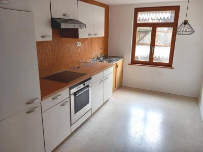 8-Zimmer-Wohnung auf 2 Etagen mit Garten und Parkplatz