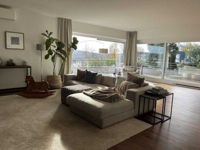 **Repräsentatives, offen gestaltetes Einfamilienhaus mit Fernblick, Sauna und großem Garten.**