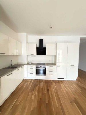 Moderne 4-Raum-Wohnung im Zentrum: Einbauküche und Balkon