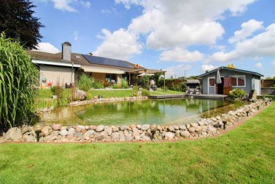 Familienparadies am Feldrand – Bungalow mit PV-Anlage, Schwimmteich und Sauna