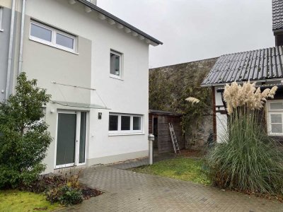 Neuwertige Doppelhaushälfte in Darmstadt-Eberstadt mit Garten und PKW-Stellplatz