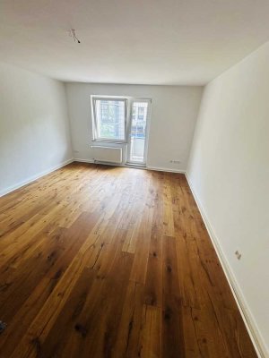 Provisionsfrei & bezugsfrei: Exklusive 3-Zimmer-Wohnung mit Balkon und EBK, direkt am Volksgarten