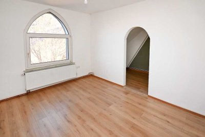 Dachgeschoss mit Potenzial – Wohnung mit Gestaltungsmöglichkeiten im 3-Parteienhaus