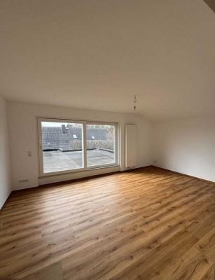 Erstbezug nach Modernisierung - Frisch sanierte 2-Zimmer-Wohnung mit Dachterrasse in bester Lage