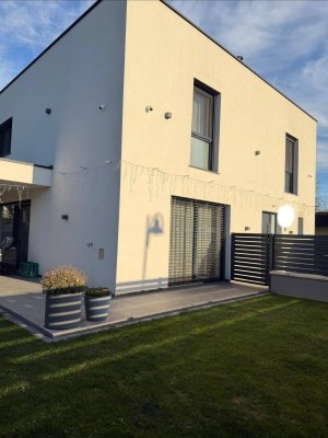 Modernes Einfamilienhaus mit Garten