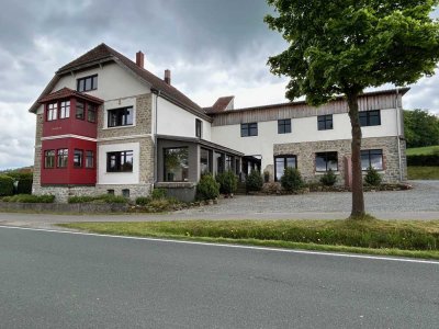 Zweifamilienhaus mit Gewerbehalle und PV-Anlage