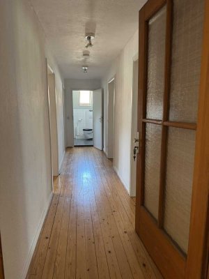 Helle 2-Zimmer-Wohnung mit großem Abstellraum & Keller in gepflegtem 3-Parteienhaus