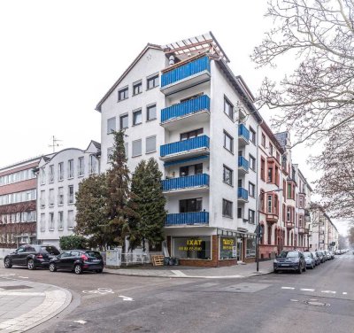 Großzügig geschnittene drei-Zimmer Wohnung mit EKB und Balkon Zentral in Frankfurt