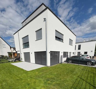 Exklusive Doppelhaushälfte im Bauhausstil mit Dachterrasse, 6 Zimmern & Toplage in Karben (Okarben)